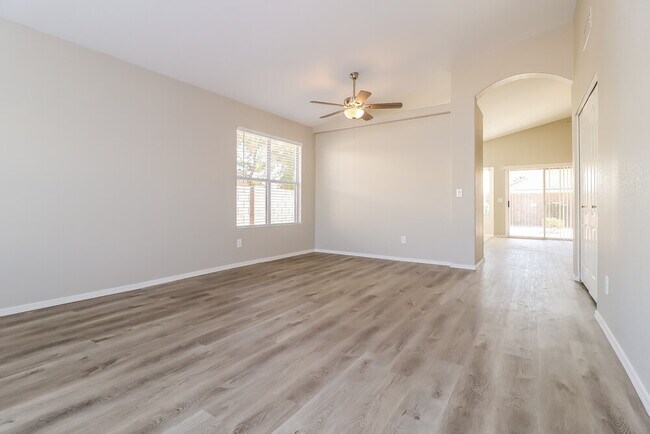 Foto del edificio - 9847 W Irma Ln