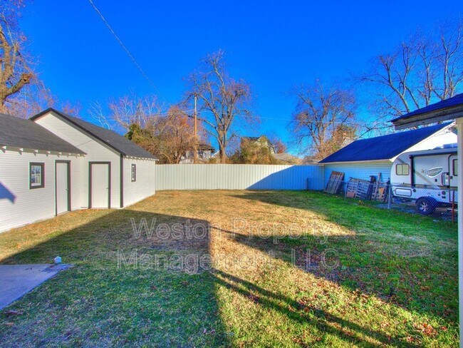 Building Photo - 721 N Louisa Ave