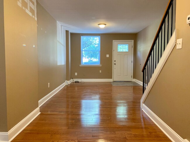 Building Photo - Beautiful 3-Bedroom Townhouse in the Heart...