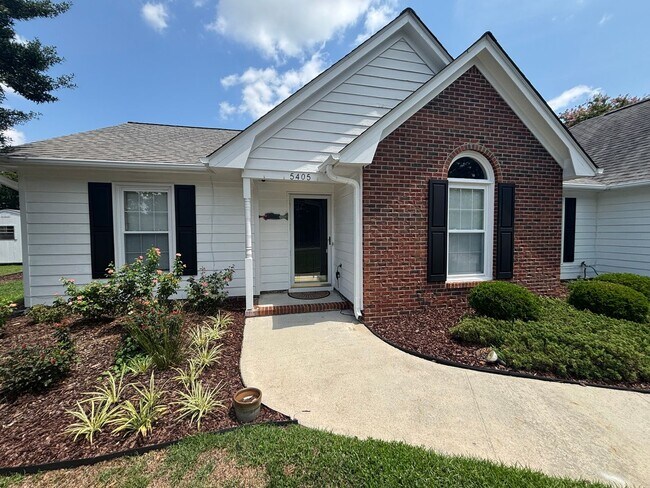 Foto del edificio - 3 Bed 2 Bath Single Family Home w/ Fully Fenced Backyard and Garage!