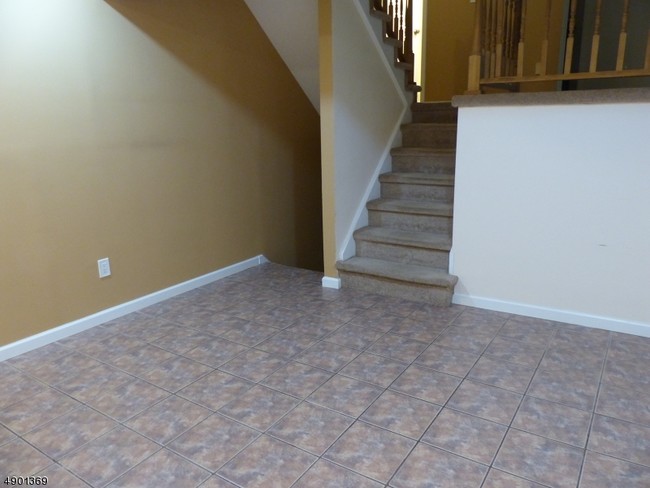 Building Photo - 528 Upper Way