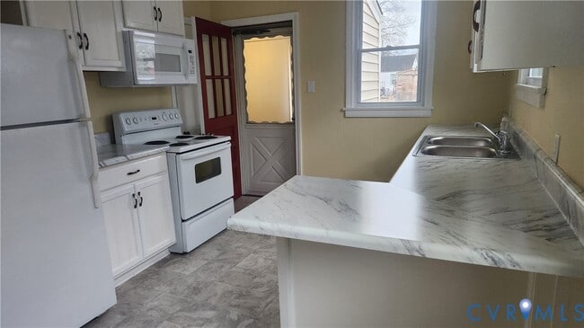 Foto del edificio - 428 Roslyn Ave