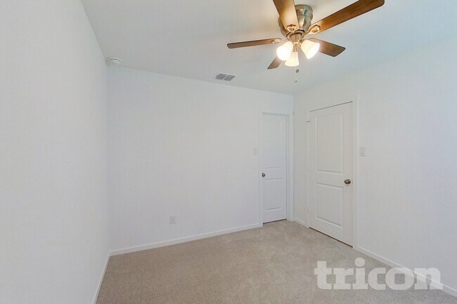 Building Photo - 1604 Parlier St