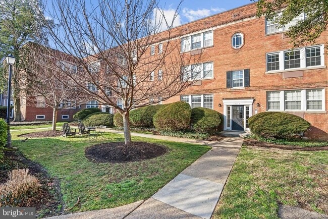 Building Photo - 1810 W Abingdon Dr