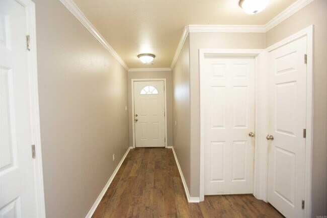 Building Photo - 558 Wisteria Dr
