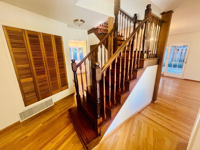 Building Photo - Unique 3 Bed + 2 Bath Los Altos Home - Spa...