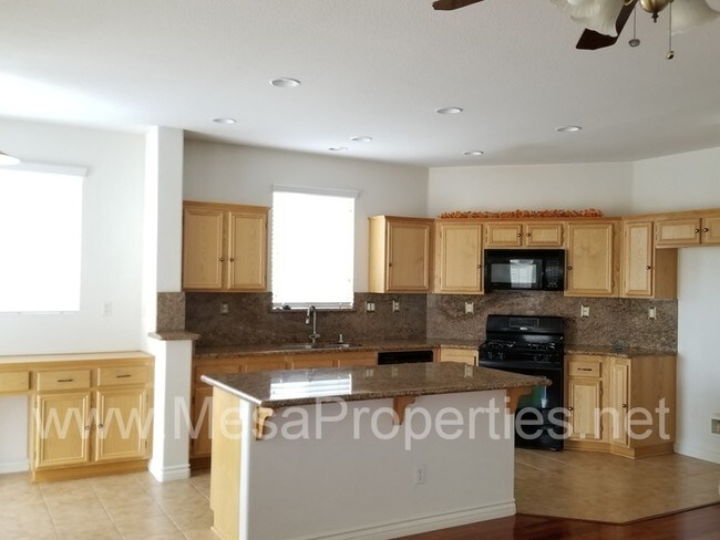 Foto del edificio - 5 Bedroom 3 Bathroom Home in Victorville