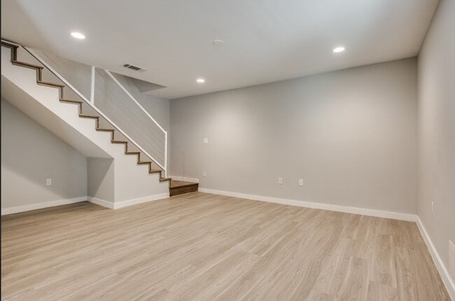 Building Photo - $1699 TownHouse | 8 Weeks free on a 18 month Lease