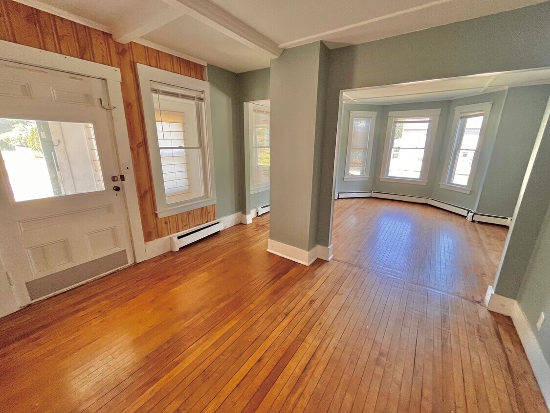 Foto principal - 41 Rollins Rd