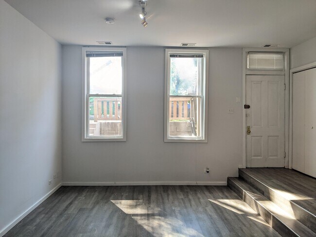 Building Photo - 1628 W 21st Pl