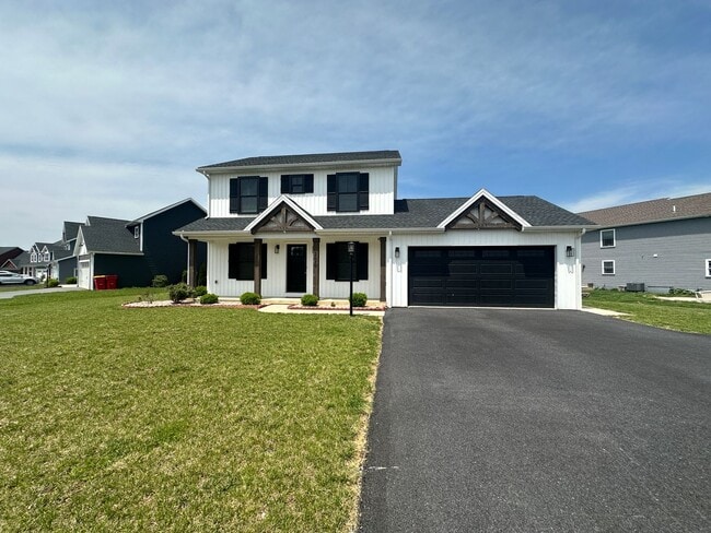 Building Photo - Single Family Home, 3 Bedroom, 3.5 Baths