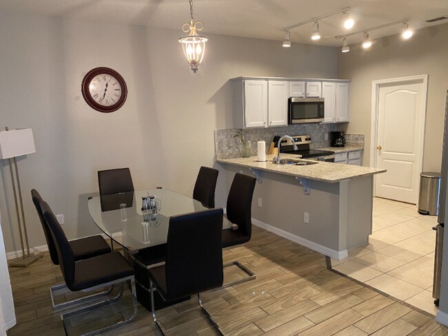 Building Photo - 1737 Royal Ridge Dr