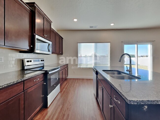 Building Photo - 5043 W Milliron Dr