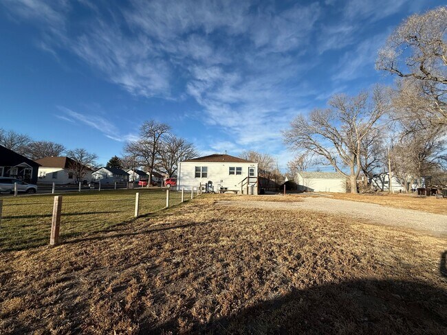 Foto del edificio - Two bedrooms, one quarter bathroom home, pet friendly, central air!