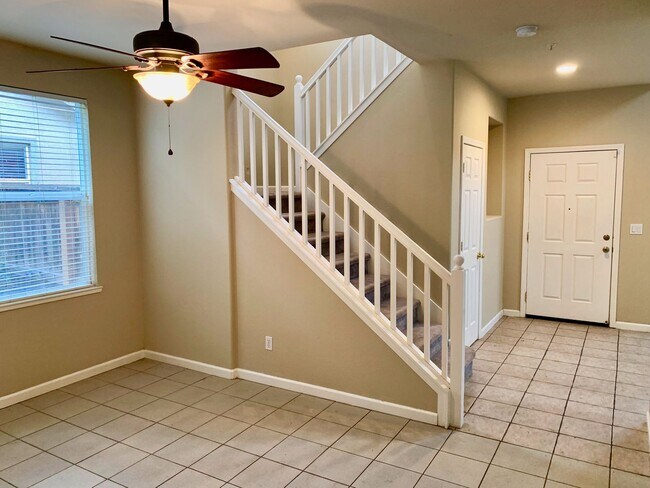 Foto del edificio - Beautiful Brentwood home with bed and full bath downstairs