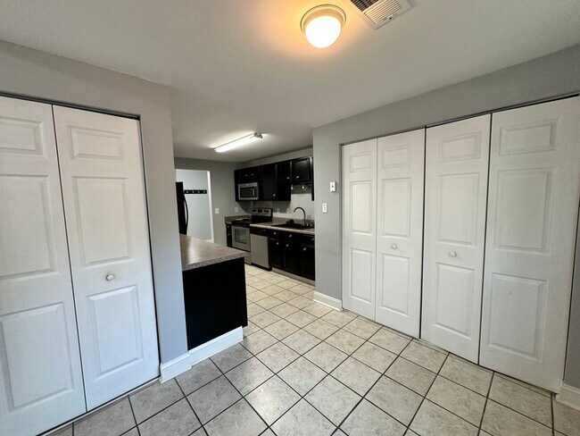 Building Photo - 11539 5 Cedars Rd