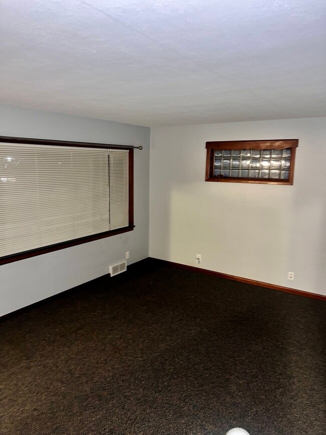 Building Photo - 1160 W Marion St