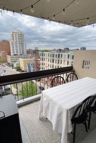 Foto del edificio - 872 Massachusetts Ave