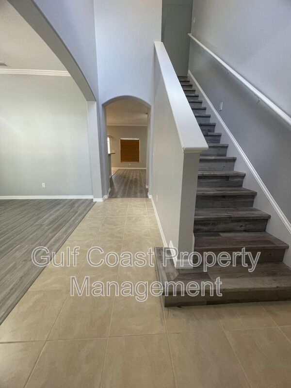 Building Photo - 2827 Suncoast Lakes Blvd