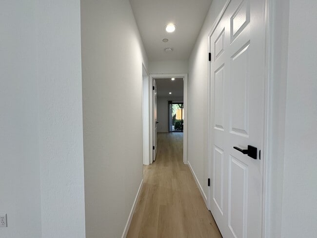 Building Photo - Newly Renovated 2BR/2BA First-Floor Condo ...