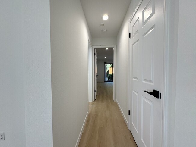 Foto del edificio - Newly Renovated 2BR/2BA First-Floor Condo ...