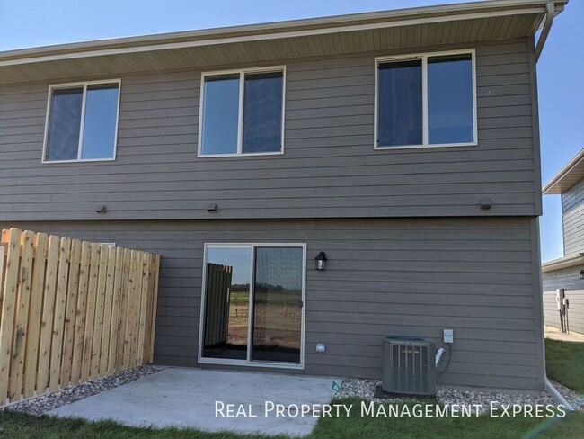Building Photo - 3 Bed 1.5 Bath Townhouse in West Sioux Falls
