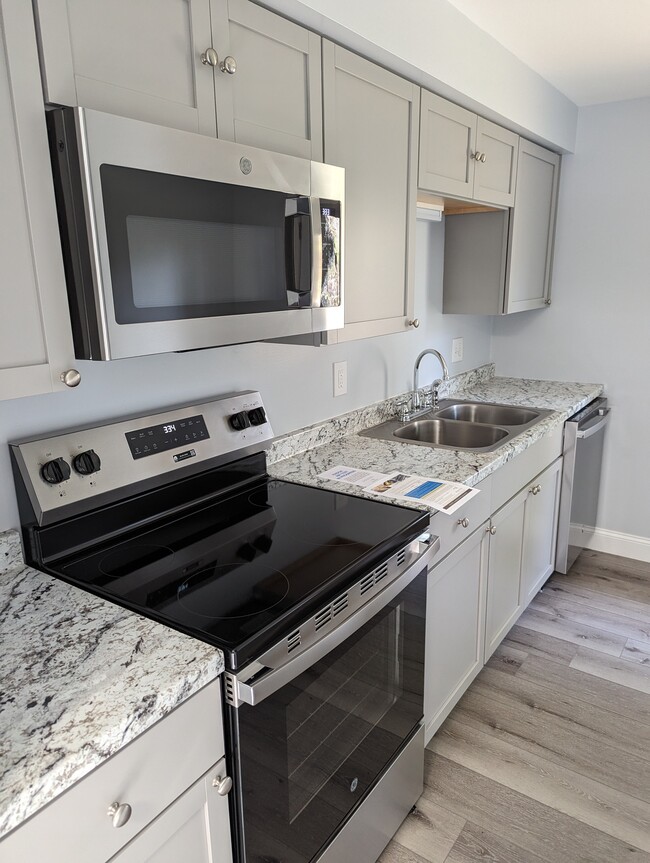 New Kitchen & SS Appliances - 6 Hummingbird Cir