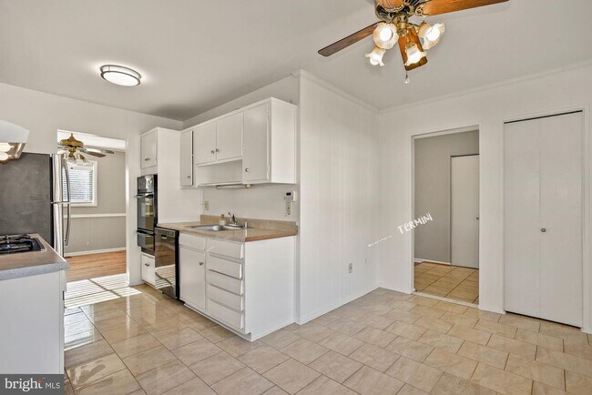Foto del edificio - 8319 Cottage St