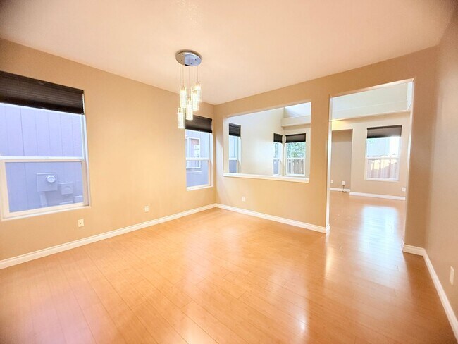 Building Photo - 3 Bedroom Beaverton Home with A/C!