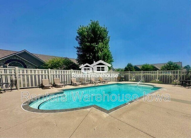 Building Photo - 3305 SE Glenstone Dr