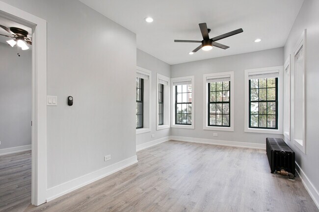 Foto del edificio - 7736 N Eastlake Terrace