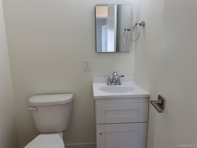 Building Photo - 5 Colonial Dr