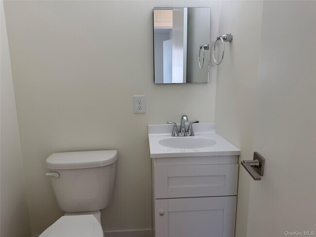 Building Photo - 5 Colonial Dr