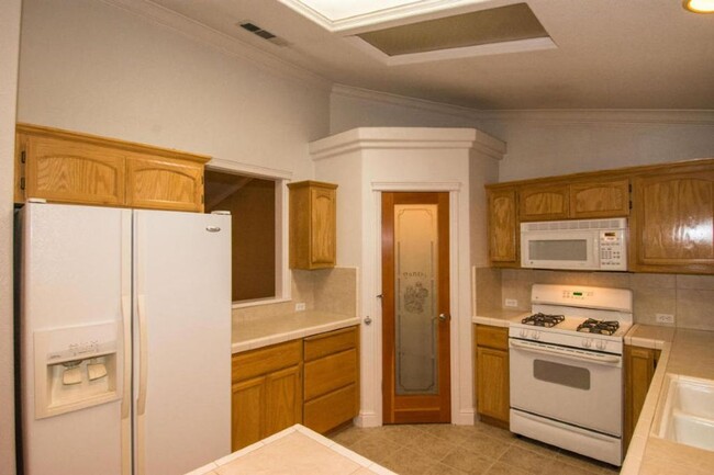 Building Photo - Beautiful South Redding Home