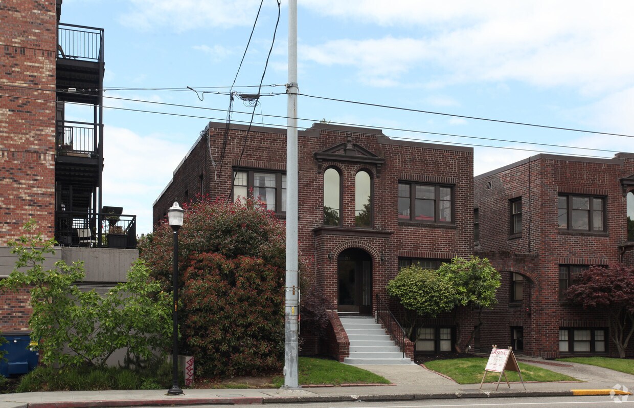 Building Photo - 711 10th Ave E