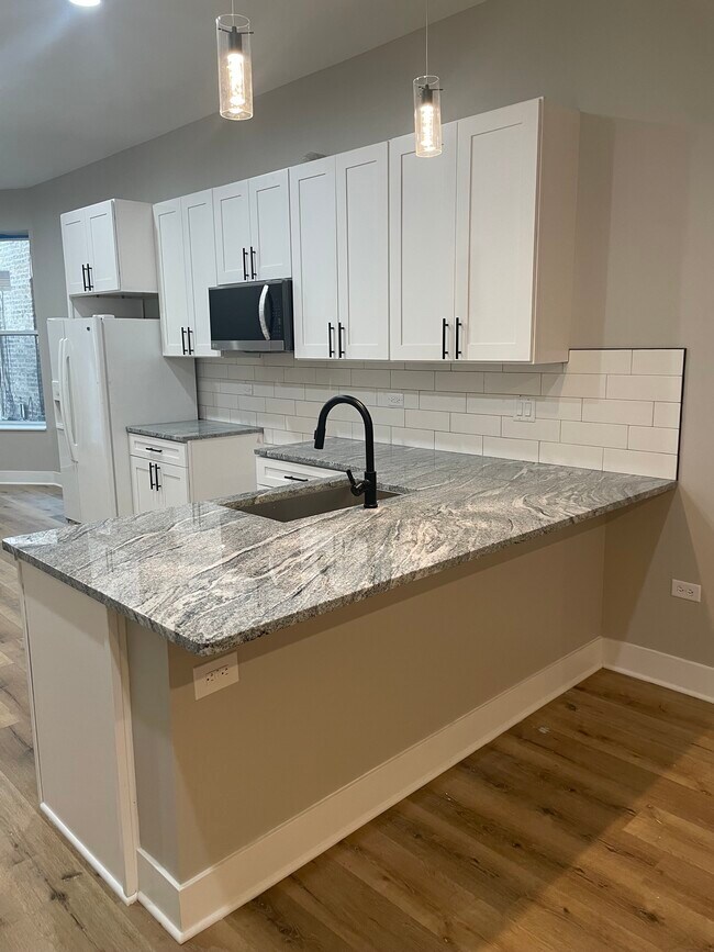 Kitchen - 4723 S Champlain Ave