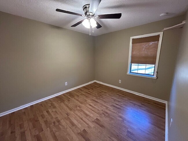 Building Photo - 3-bedroom home located in the charming Lak...