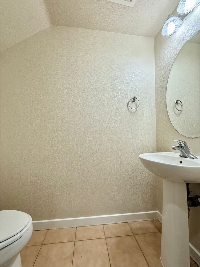 Foto del edificio - Beautiful Modern Townhouse With Bonus Room & Upgrades & AC