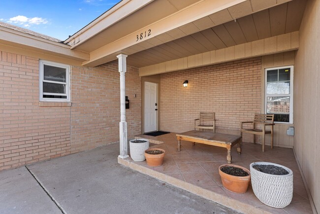 Building Photo - 3812 E Everglade Ave