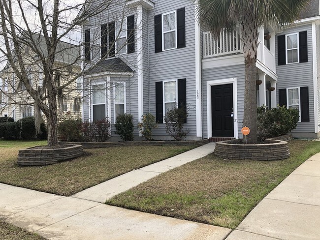 Building Photo - 123 Cypress View FOR RENT!