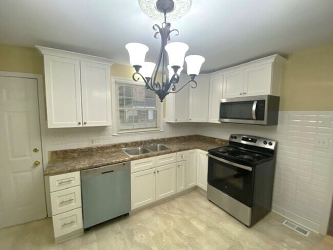 Foto del edificio - 100% Renovated! 3 Bedroom/1.5 Bathroom!