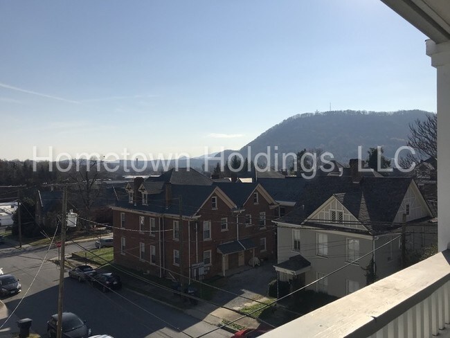 Building Photo - 111 Highland Ave SW