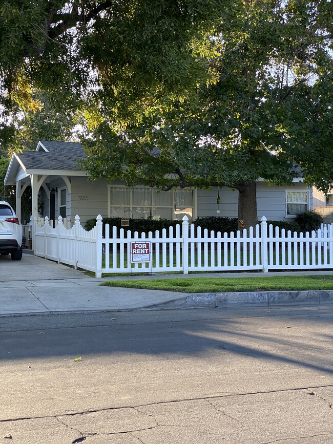 Front of property - 923 N Maple St