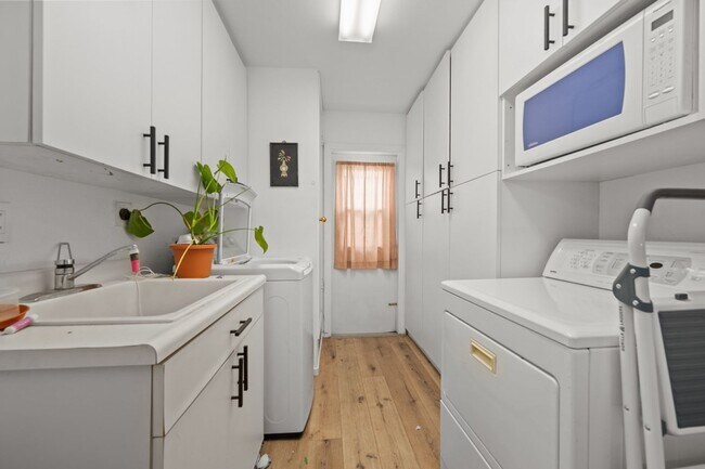 Foto del edificio - Semi furnished!