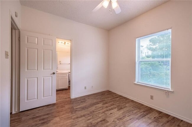 Building Photo - 2414 Longview St