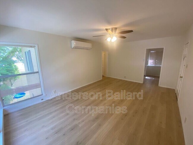 Building Photo - 402-404 E Elmwood Ave
