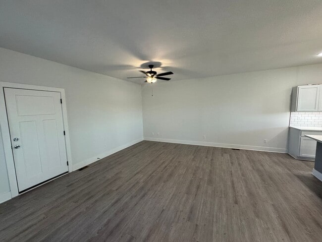 Foto del edificio - $1,850 - 4 bed 3 bath - Newer Build Duplex *COMING SOON*