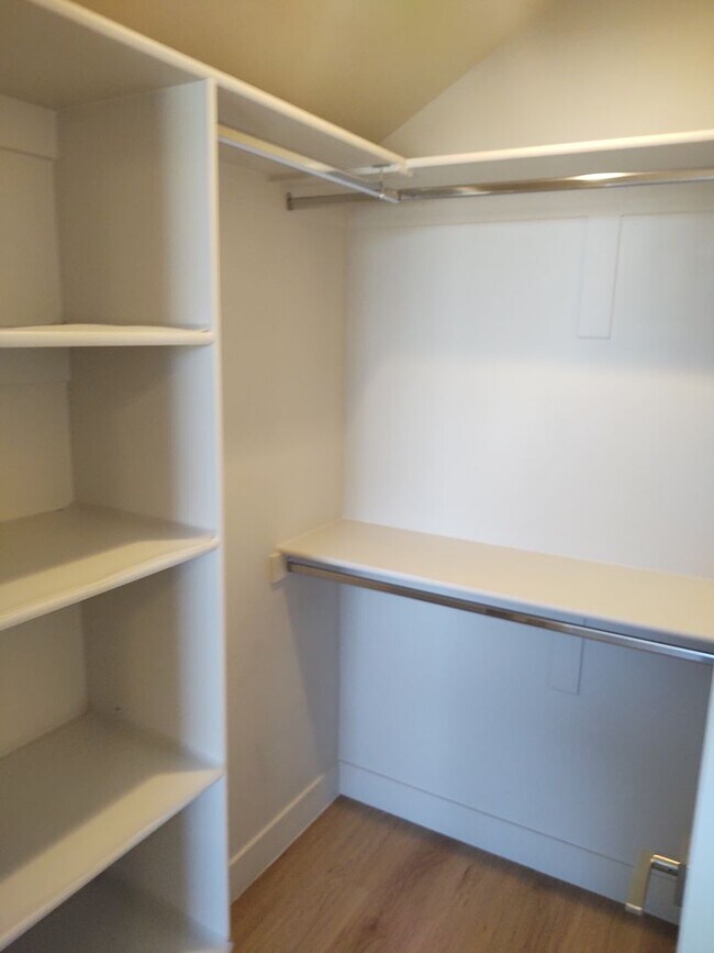 Foto del edificio - UTILITIES INCLUDED PERFECT 1 Bedroom 1 Bath