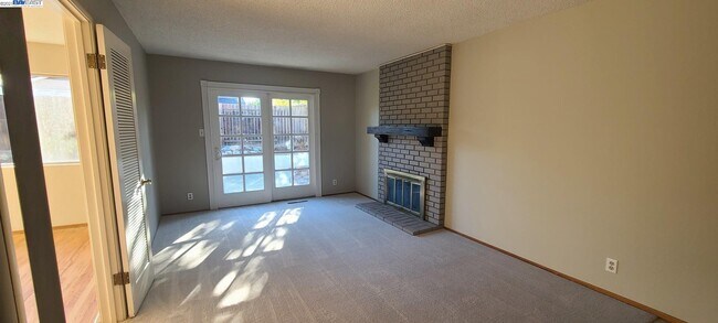 Building Photo - 375 Virginia Dr
