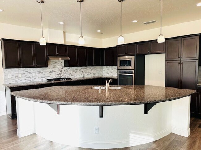 Building Photo - $2,995 Clovis 4 Bedroom, Solar, Bullard & ...